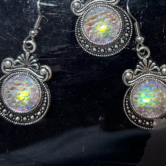 Dazzling handcrafted 18” necklace and earrings set- iridescent mermaid like - Picture 6 of 6